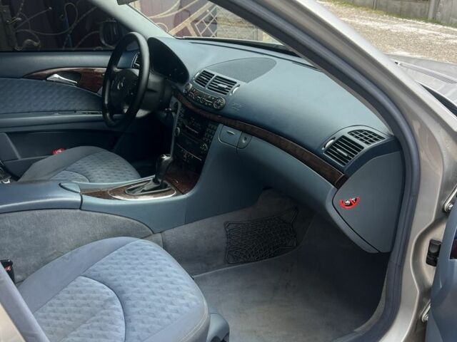 Серый Мерседес Е-Класс, объемом двигателя 2.2 л и пробегом 420 тыс. км за 3150 $, фото 7 на Automoto.ua