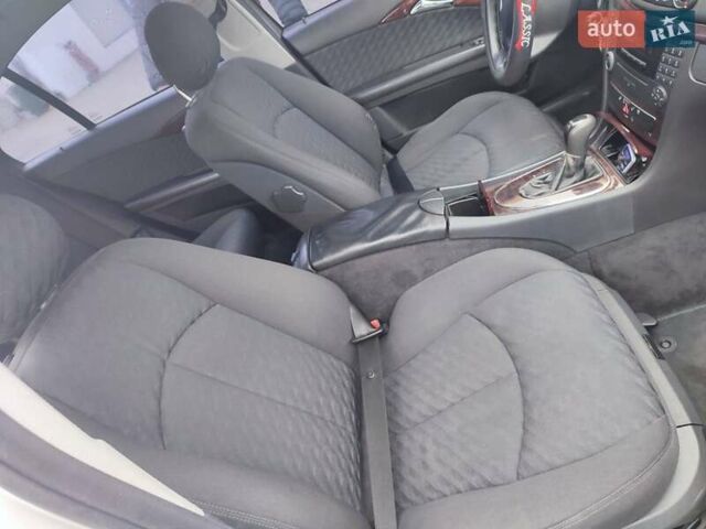 Серый Мерседес Е-Класс, объемом двигателя 2.1 л и пробегом 400 тыс. км за 5300 $, фото 7 на Automoto.ua