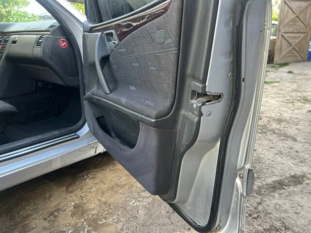 Серый Мерседес Е-Класс, объемом двигателя 3.2 л и пробегом 250 тыс. км за 1690 $, фото 2 на Automoto.ua