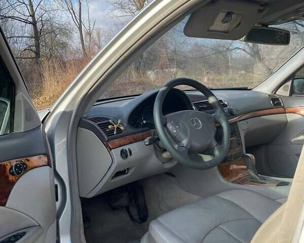 Сірий Мерседес Е-Клас, об'ємом двигуна 2.6 л та пробігом 100 тис. км за 4400 $, фото 3 на Automoto.ua