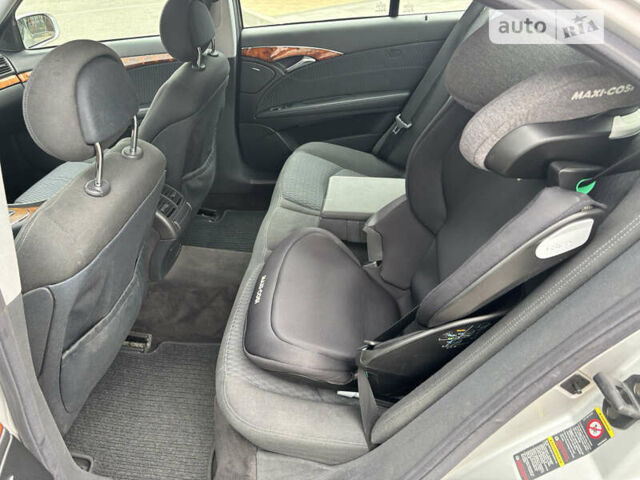 Сірий Мерседес Е-Клас, об'ємом двигуна 2.2 л та пробігом 361 тис. км за 7000 $, фото 13 на Automoto.ua