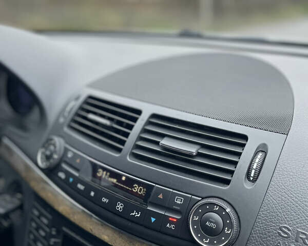 Сірий Мерседес Е-Клас, об'ємом двигуна 2.2 л та пробігом 265 тис. км за 5900 $, фото 39 на Automoto.ua