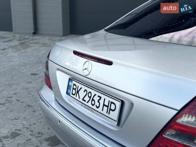 Мерседес Е-Клас 2003 у Сарнах на Automoto.ua Сірий Мерседес Е-Клас, об'ємом двигуна 2.2 л та пробігом 422 тис. км за 6999 $, фото 19 на Automoto.ua