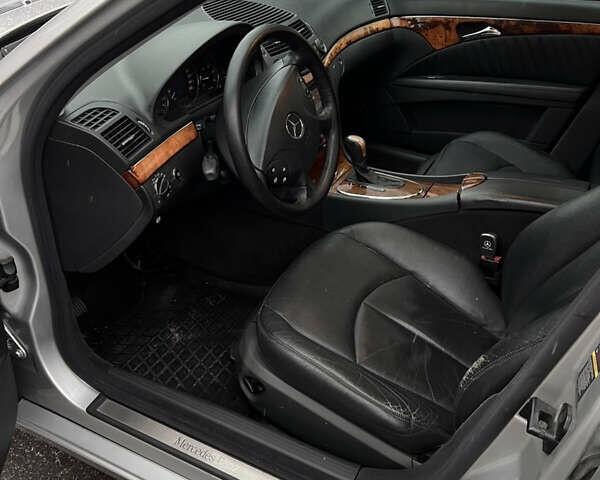 Серый Мерседес Е-Класс, объемом двигателя 2.2 л и пробегом 485 тыс. км за 7300 $, фото 10 на Automoto.ua