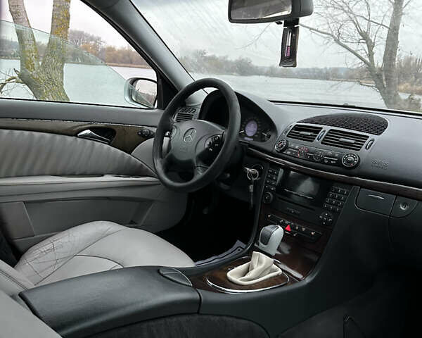 Сірий Мерседес Е-Клас, об'ємом двигуна 2.15 л та пробігом 200 тис. км за 5100 $, фото 17 на Automoto.ua