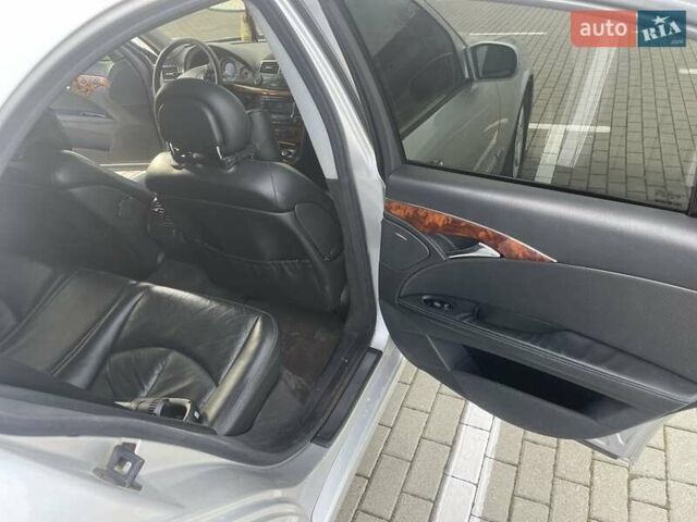Серый Мерседес Е-Класс, объемом двигателя 2.7 л и пробегом 200 тыс. км за 8000 $, фото 3 на Automoto.ua