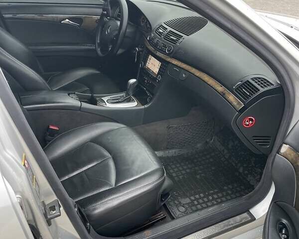 Серый Мерседес Е-Класс, объемом двигателя 3.2 л и пробегом 429 тыс. км за 6500 $, фото 6 на Automoto.ua