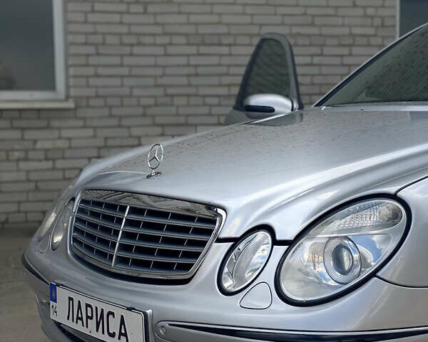 Мерседес Е-Класс 2003 в Львове на Automoto.ua Серый Мерседес Е-Класс, объемом двигателя 4 л и пробегом 330 тыс. км за 9500 $, фото 1 на Automoto.ua