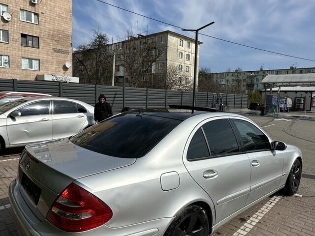 Сірий Мерседес Е-Клас, об'ємом двигуна 2 л та пробігом 300 тис. км за 3999 $, фото 4 на Automoto.ua