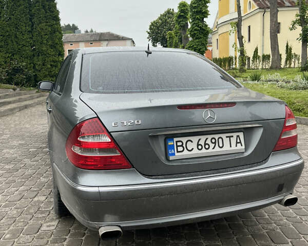 Серый Мерседес Е-Класс, объемом двигателя 3.2 л и пробегом 378 тыс. км за 6300 $, фото 3 на Automoto.ua