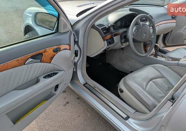 Серый Мерседес Е-Класс, объемом двигателя 2.2 л и пробегом 353 тыс. км за 3100 $, фото 7 на Automoto.ua