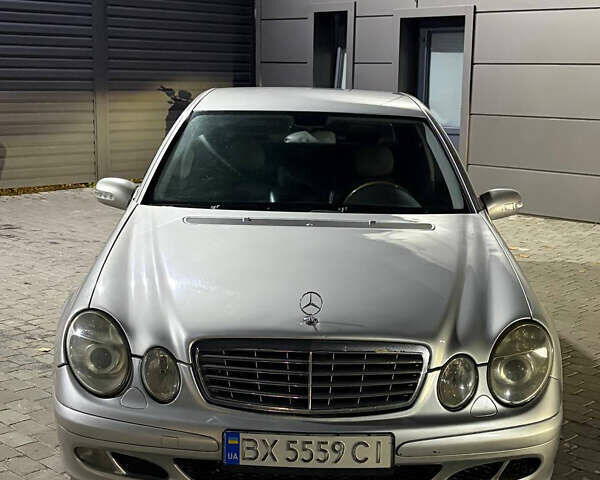 Мерседес Е-Клас 2004 у Каменце-Подольском на Automoto.ua Сірий Мерседес Е-Клас, об'ємом двигуна 2.6 л та пробігом 321 тис. км за 4999 $, фото 1 на Automoto.ua