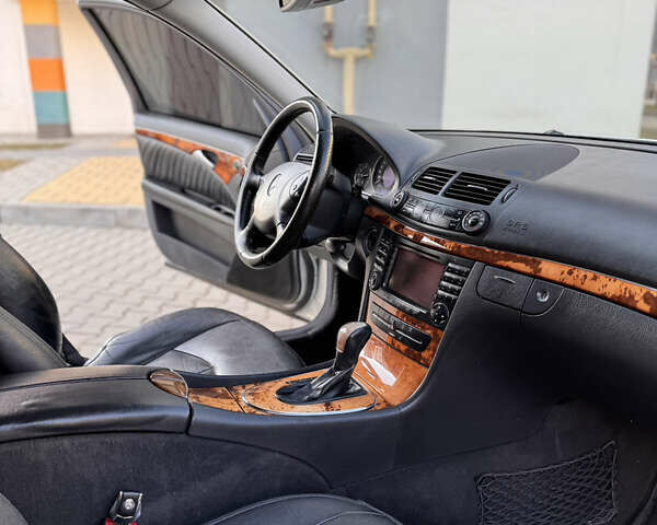 Серый Мерседес Е-Класс, объемом двигателя 3.22 л и пробегом 408 тыс. км за 8200 $, фото 7 на Automoto.ua