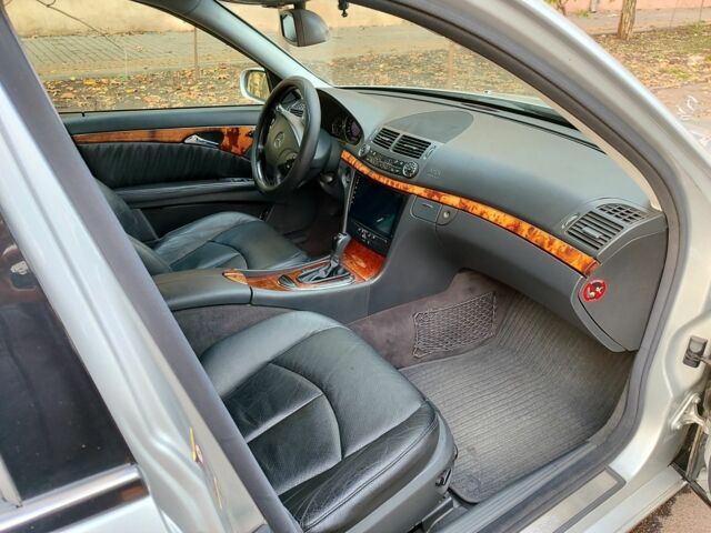 Серый Мерседес Е-Класс, объемом двигателя 2.1 л и пробегом 443 тыс. км за 8300 $, фото 10 на Automoto.ua