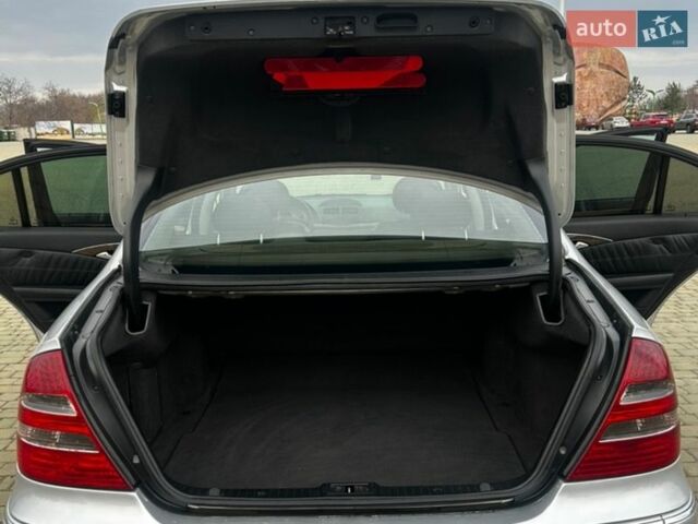 Серый Мерседес Е-Класс, объемом двигателя 3.2 л и пробегом 436 тыс. км за 7000 $, фото 11 на Automoto.ua