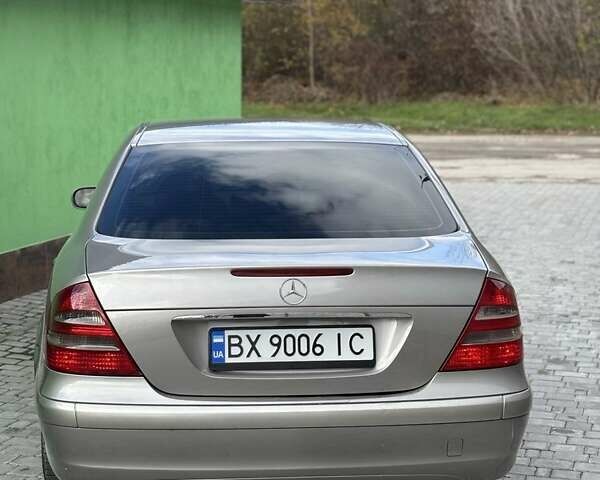 Мерседес Е-Клас 2004 у Каменце-Подольском на Automoto.ua Сірий Мерседес Е-Клас, об'ємом двигуна 2.1 л та пробігом 312 тис. км за 6600 $, фото 4 на Automoto.ua
