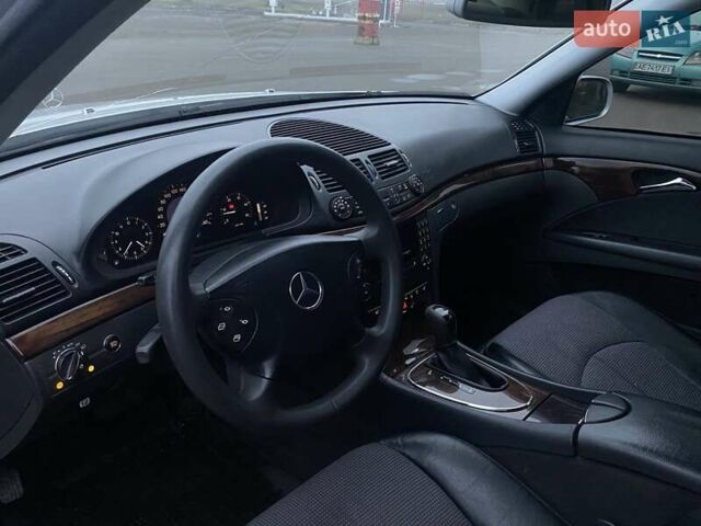 Серый Мерседес Е-Класс, объемом двигателя 3.2 л и пробегом 302 тыс. км за 8250 $, фото 14 на Automoto.ua
