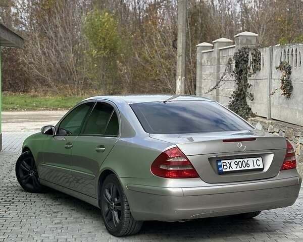 Мерседес Е-Клас 2004 у Каменце-Подольском на Automoto.ua Сірий Мерседес Е-Клас, об'ємом двигуна 2.1 л та пробігом 312 тис. км за 6600 $, фото 2 на Automoto.ua