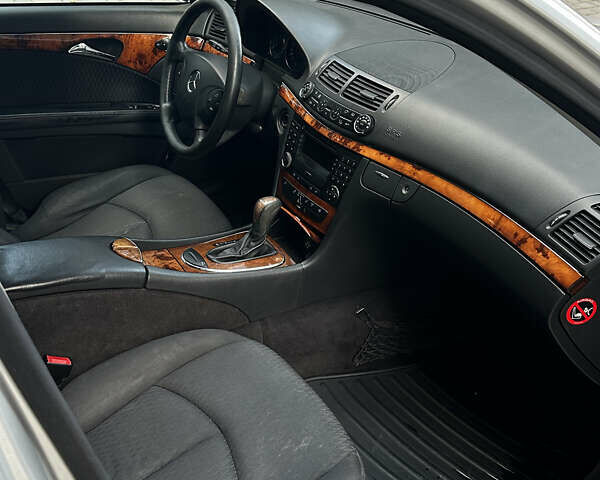 Мерседес Е-Клас 2004 у Івано-Франківську на Automoto.ua Сірий Мерседес Е-Клас, об'ємом двигуна 2.1 л та пробігом 305 тис. км за 6500 $, фото 14 на Automoto.ua