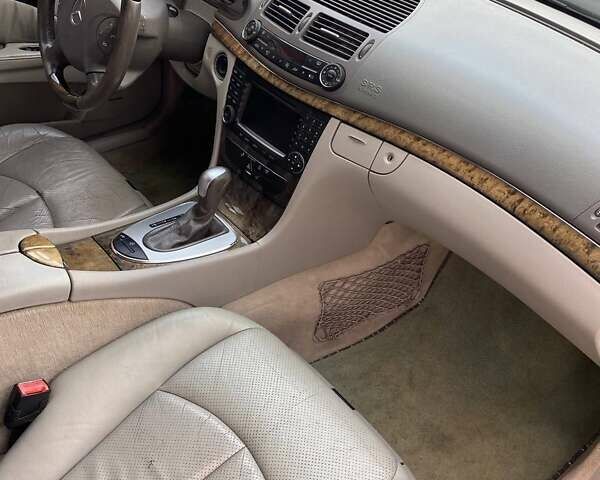 Сірий Мерседес Е-Клас, об'ємом двигуна 5 л та пробігом 350 тис. км за 8800 $, фото 12 на Automoto.ua