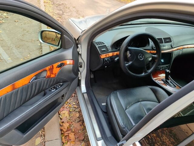 Серый Мерседес Е-Класс, объемом двигателя 2.1 л и пробегом 443 тыс. км за 8300 $, фото 12 на Automoto.ua