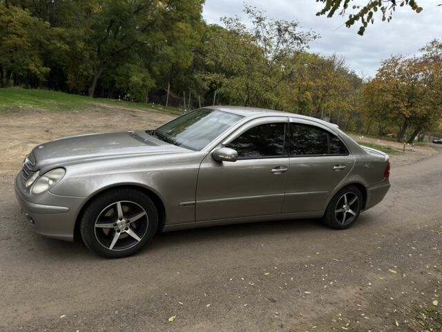 Мерседес Е-Класс 2004 в Одессе на Automoto.ua Серый Мерседес Е-Класс, объемом двигателя 3.2 л и пробегом 200 тыс. км за 8500 $, фото 1 на Automoto.ua