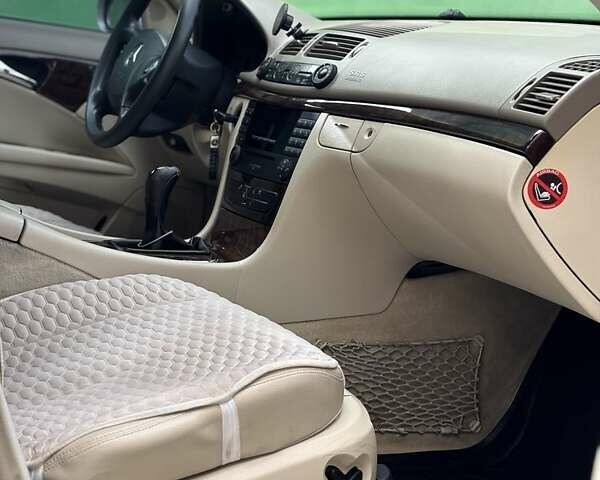 Мерседес Е-Клас 2004 у Каменце-Подольском на Automoto.ua Сірий Мерседес Е-Клас, об'ємом двигуна 2.1 л та пробігом 312 тис. км за 6600 $, фото 8 на Automoto.ua