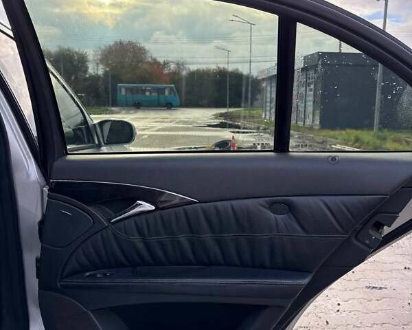 Серый Мерседес Е-Класс, объемом двигателя 3.2 л и пробегом 500 тыс. км за 6000 $, фото 1 на Automoto.ua