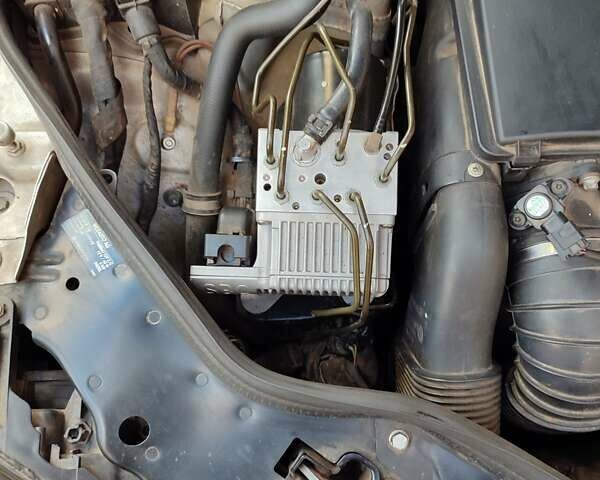 Серый Мерседес Е-Класс, объемом двигателя 2.1 л и пробегом 443 тыс. км за 8300 $, фото 13 на Automoto.ua