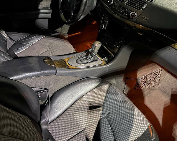 Мерседес Е-Клас 2004 у Каменце-Подольском на Automoto.ua Сірий Мерседес Е-Клас, об'ємом двигуна 2.6 л та пробігом 321 тис. км за 4999 $, фото 10 на Automoto.ua