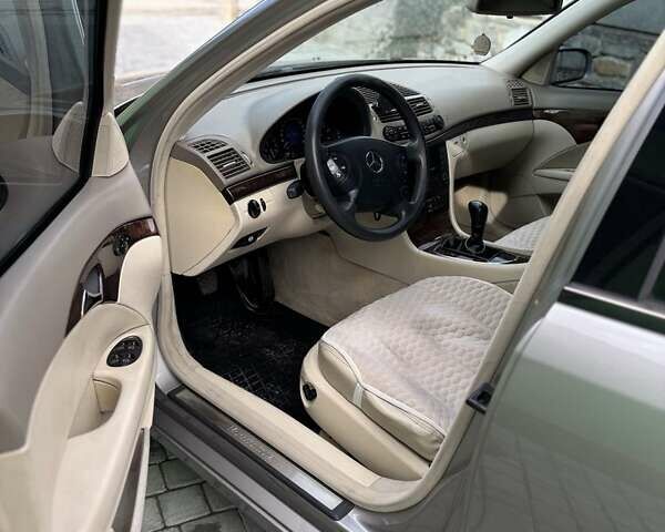 Серый Мерседес Е-Класс, объемом двигателя 2.1 л и пробегом 312 тыс. км за 6250 $, фото 10 на Automoto.ua