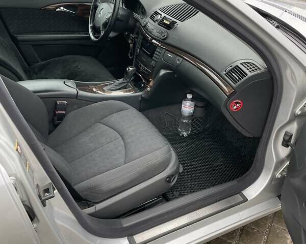 Серый Мерседес Е-Класс, объемом двигателя 2.2 л и пробегом 390 тыс. км за 8200 $, фото 16 на Automoto.ua