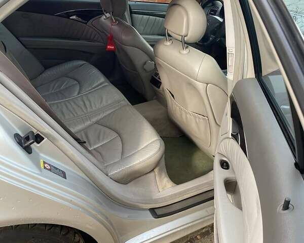 Сірий Мерседес Е-Клас, об'ємом двигуна 5 л та пробігом 350 тис. км за 8800 $, фото 7 на Automoto.ua