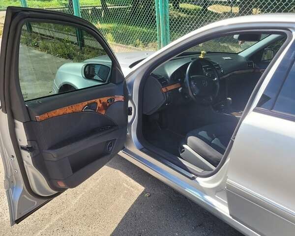 Сірий Мерседес Е-Клас, об'ємом двигуна 2.15 л та пробігом 350 тис. км за 7500 $, фото 8 на Automoto.ua