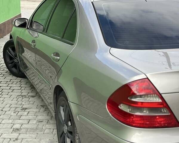 Мерседес Е-Клас 2004 у Каменце-Подольском на Automoto.ua Сірий Мерседес Е-Клас, об'ємом двигуна 2.1 л та пробігом 312 тис. км за 6600 $, фото 3 на Automoto.ua