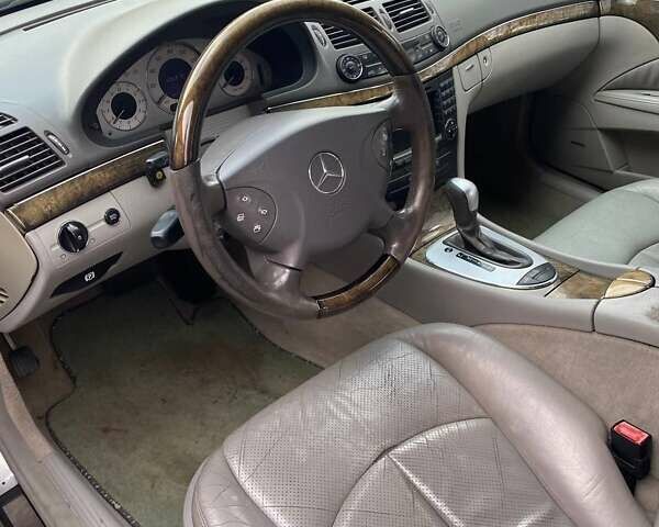 Сірий Мерседес Е-Клас, об'ємом двигуна 5 л та пробігом 350 тис. км за 8800 $, фото 11 на Automoto.ua