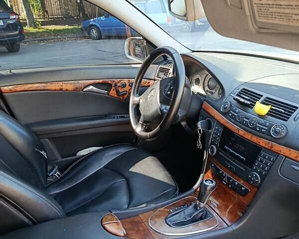 Серый Мерседес Е-Класс, объемом двигателя 2.2 л и пробегом 300 тыс. км за 6400 $, фото 6 на Automoto.ua