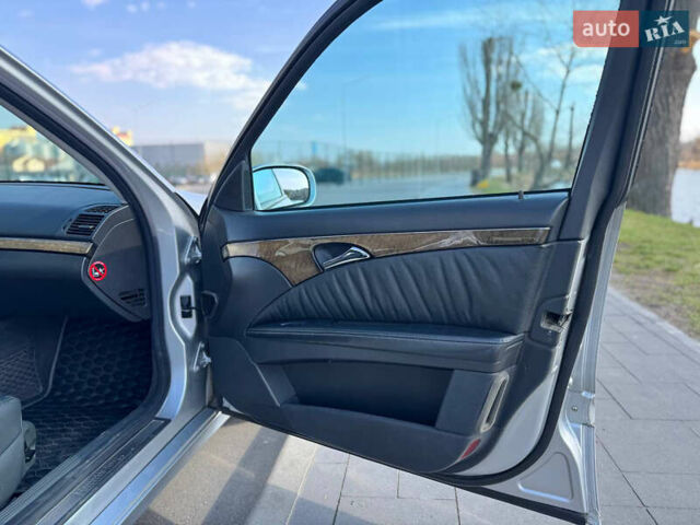 Сірий Мерседес Е-Клас, об'ємом двигуна 3.2 л та пробігом 500 тис. км за 6500 $, фото 15 на Automoto.ua