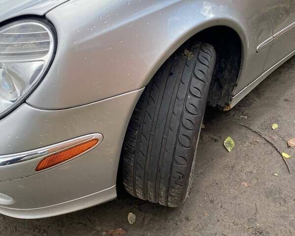 Сірий Мерседес Е-Клас, об'ємом двигуна 5 л та пробігом 350 тис. км за 8800 $, фото 10 на Automoto.ua