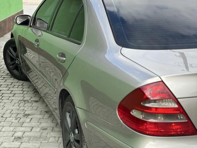 Мерседес Е-Клас 2004 у Каменце-Подольском на Automoto.ua Сірий Мерседес Е-Клас, об'ємом двигуна 2.1 л та пробігом 312 тис. км за 6600 $, фото 3 на Automoto.ua