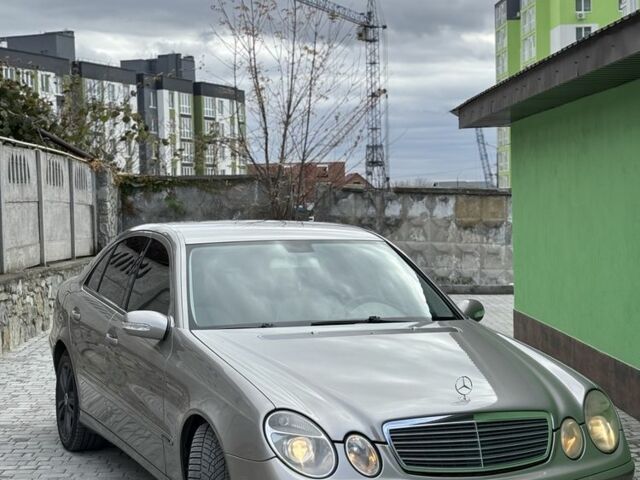 Мерседес Е-Клас 2004 у Каменце-Подольском на Automoto.ua Сірий Мерседес Е-Клас, об'ємом двигуна 2.1 л та пробігом 312 тис. км за 6600 $, фото 1 на Automoto.ua