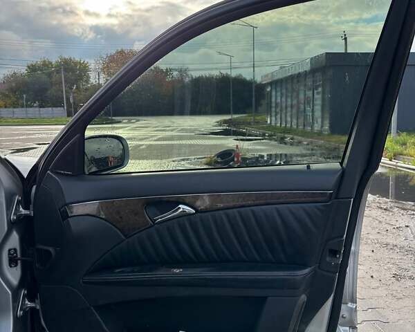 Серый Мерседес Е-Класс, объемом двигателя 3.2 л и пробегом 500 тыс. км за 6000 $, фото 23 на Automoto.ua