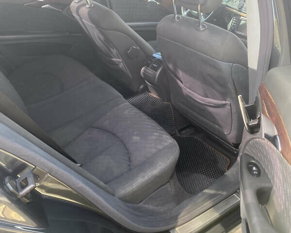 Сірий Мерседес Е-Клас, об'ємом двигуна 2.2 л та пробігом 297 тис. км за 7000 $, фото 13 на Automoto.ua