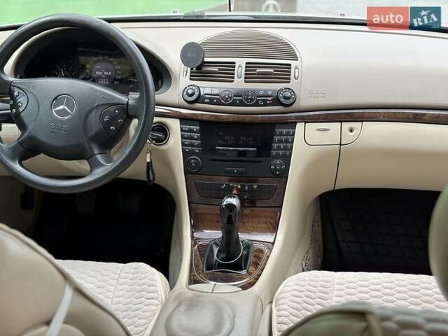 Мерседес Е-Клас 2004 у Каменце-Подольском на Automoto.ua Сірий Мерседес Е-Клас, об'ємом двигуна 2.1 л та пробігом 312 тис. км за 6600 $, фото 6 на Automoto.ua