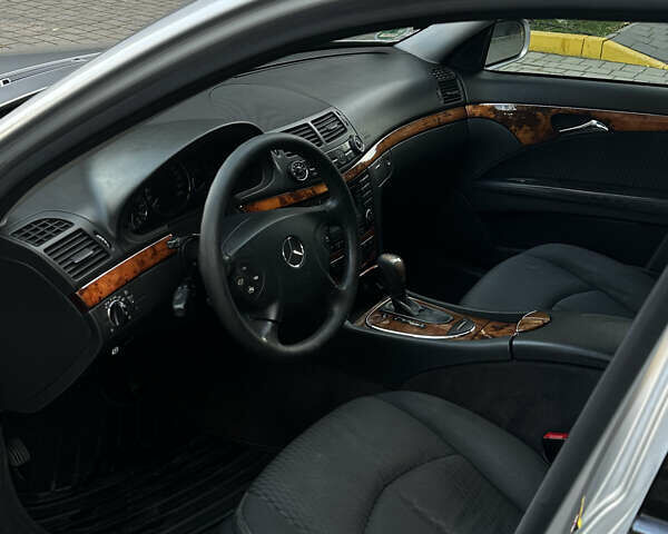 Мерседес Е-Клас 2004 у Івано-Франківську на Automoto.ua Сірий Мерседес Е-Клас, об'ємом двигуна 2.1 л та пробігом 305 тис. км за 6500 $, фото 12 на Automoto.ua