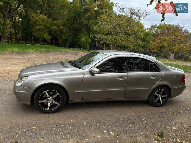 Мерседес Е-Клас 2004 у Одесі на Automoto.ua Сірий Мерседес Е-Клас, об'ємом двигуна 3.2 л та пробігом 200 тис. км за 8000 $, фото 6 на Automoto.ua