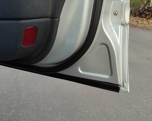 Серый Мерседес Е-Класс, объемом двигателя 2.1 л и пробегом 443 тыс. км за 8300 $, фото 12 на Automoto.ua