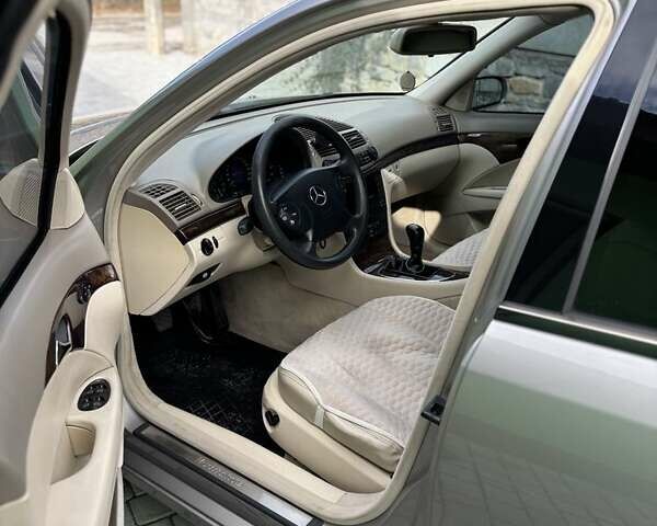 Мерседес Е-Клас 2004 у Каменце-Подольском на Automoto.ua Сірий Мерседес Е-Клас, об'ємом двигуна 2.1 л та пробігом 312 тис. км за 6600 $, фото 11 на Automoto.ua