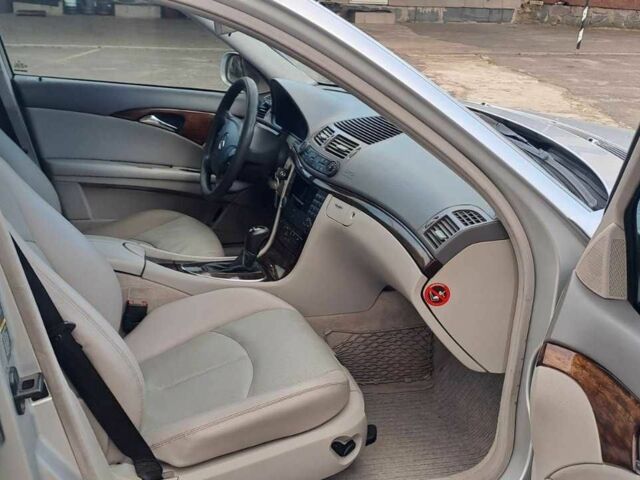 Серый Мерседес Е-Класс, объемом двигателя 2.1 л и пробегом 375 тыс. км за 8299 $, фото 2 на Automoto.ua