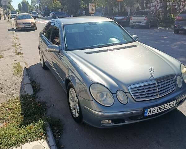 Серый Мерседес Е-Класс, объемом двигателя 2.2 л и пробегом 300 тыс. км за 6400 $, фото 1 на Automoto.ua
